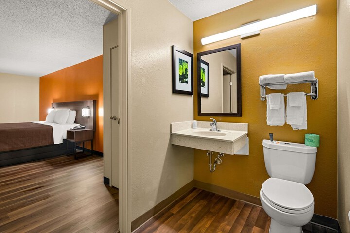 Room 7 of 18