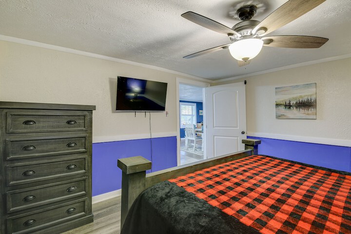 emerald Cove Chalet on Douglas Lake w / Hot Tub!