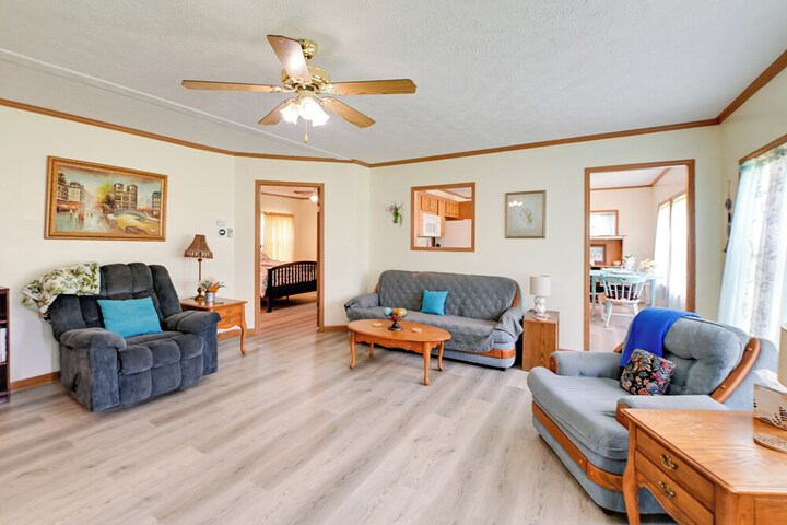 Warm & Inviting Family Home - 2 Mi to Golf Course!