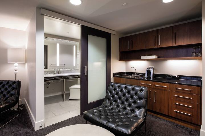 Room 28 of 74