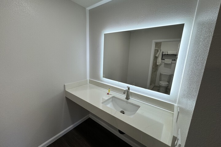 Room 10 of 14