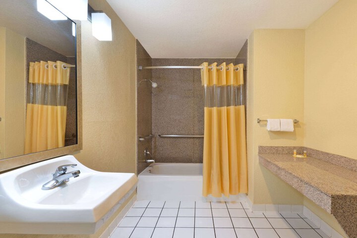 Room 9 of 25