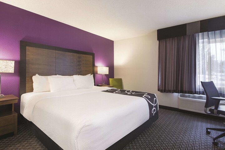 La Quinta Inn & Suites by Wyndham Hartford - Bradley Airport
