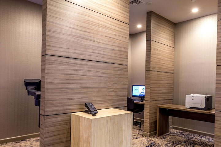 Business Center 82 of 83