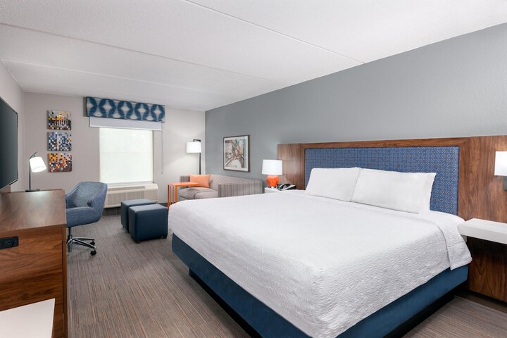 Hampton Inn & Suites Charlottesville-At the University
