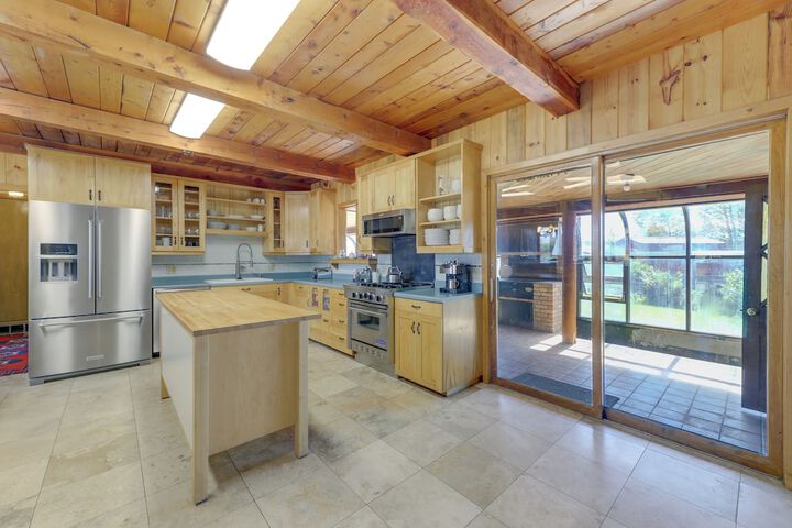 Spacious Pinedale Home w / Mountain Range View