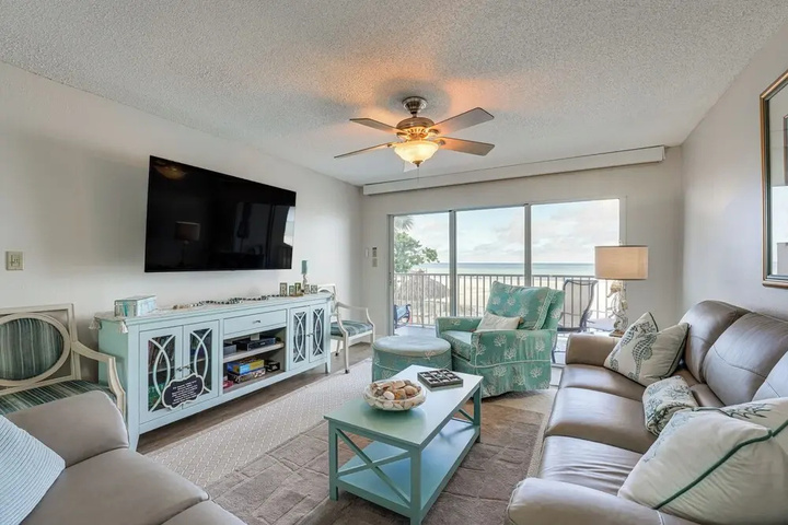 Beachfront Redington Shores Condo w / Pool!