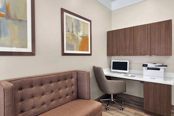 Days Inn & Suites by Wyndham Beaumont West / I-10 & Walden