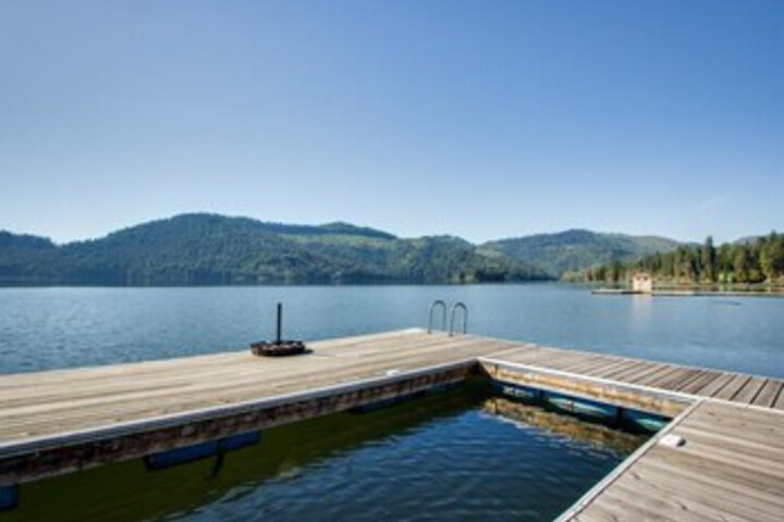 Idyllic Lakefront Home