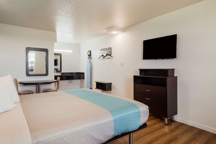Room 32 of 35