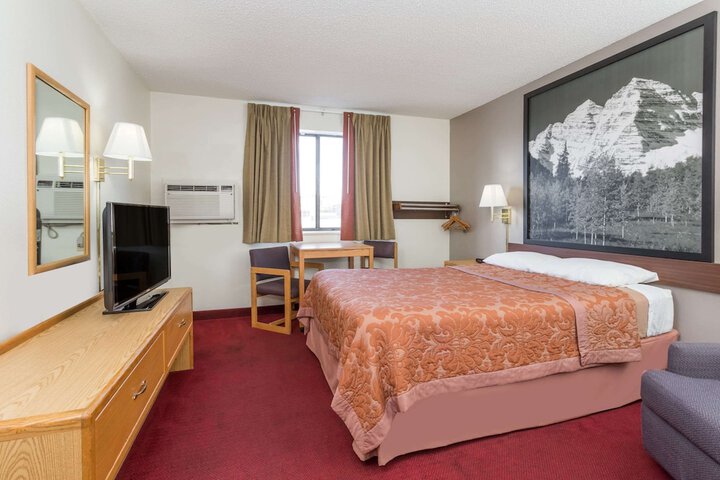 Room 12 of 16