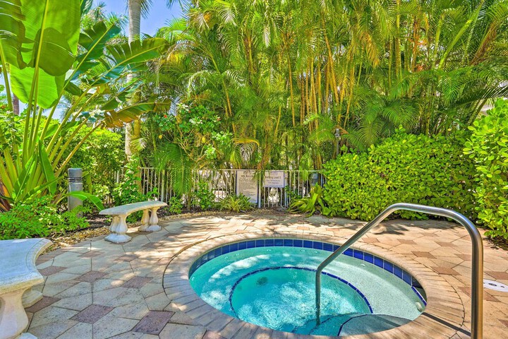 Naples Escape in Regatta w / Resort Amenities!