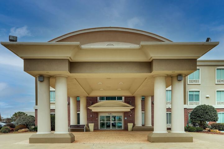Holiday Inn Express & Suites Waxahachie by IHG