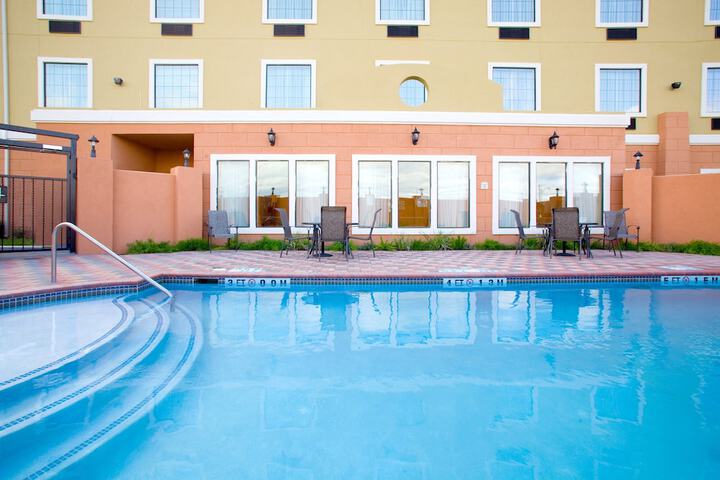 Holiday Inn Express Jourdanton - Pleasanton by IHG