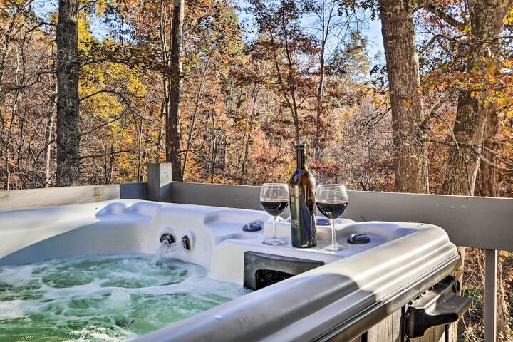 Luxe Dog-friendly Cabin w / Hot Tub & Game Room