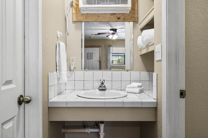 Room 32 of 65