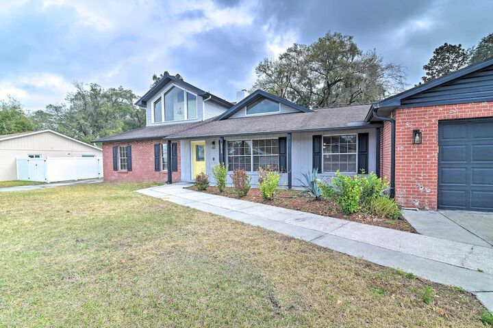 Grand Valrico Home w / Deck Fire Pit & Yard!