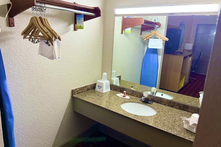 Room 13 of 19