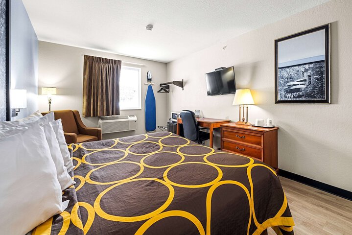Super 8 by Wyndham Pittsburgh / Monroeville