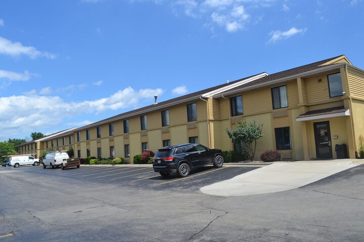 Super 8 by Wyndham Germantown / Milwaukee