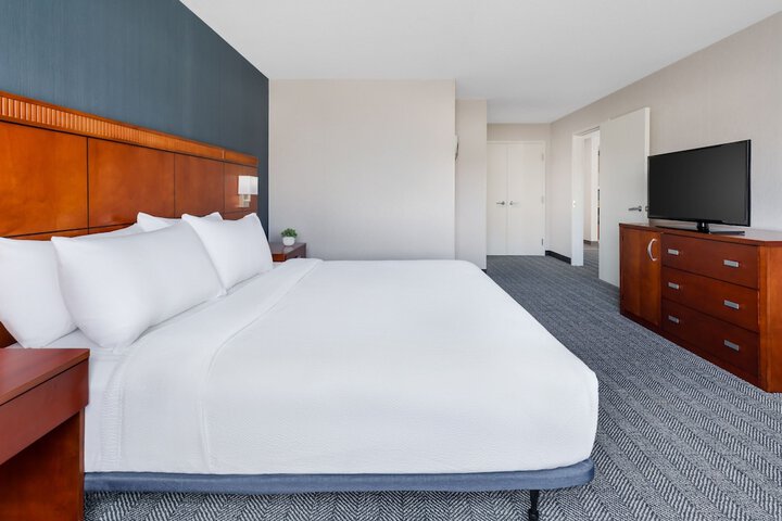 Courtyard by Marriott Manchester - Boston Regional Airport