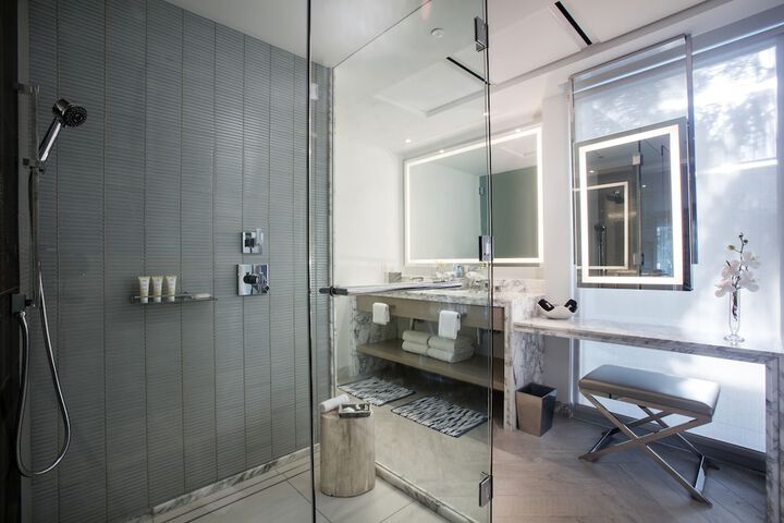 H2O Suites - Adults Only