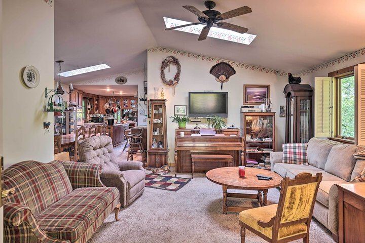 Serene Lodi Escape w / Deck: Boat Hike & Sip!