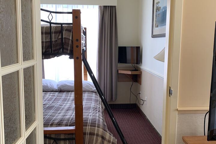 Room 16 of 68