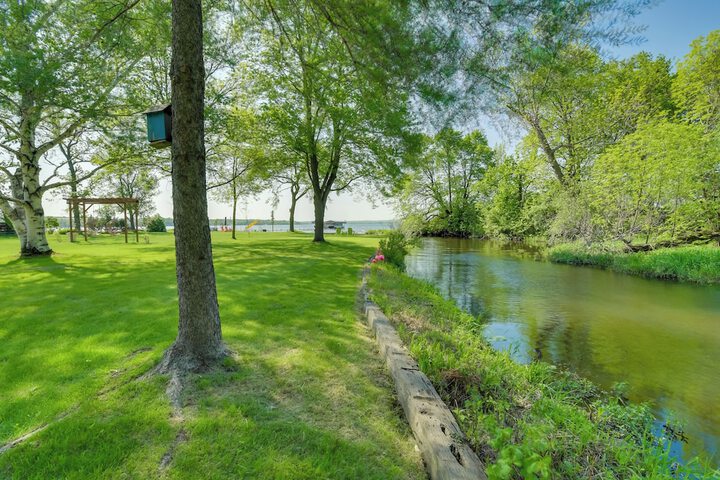 Home Rental on Detroit Lake: Dock Game Room!