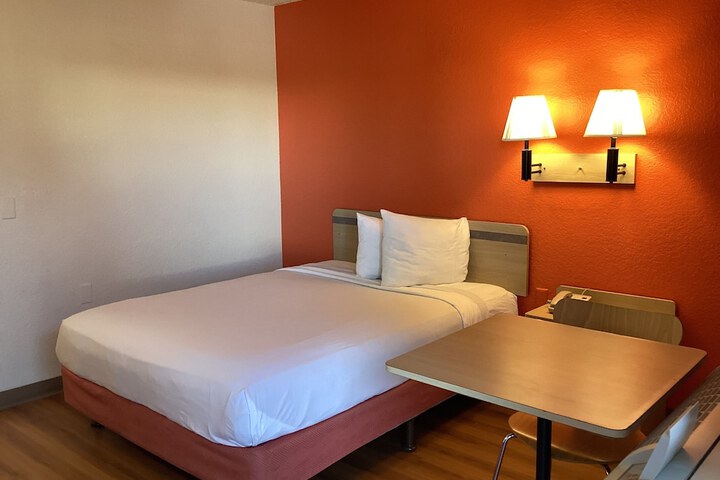 Room 18 of 34