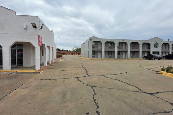 DELUXE INN SHAMROCK