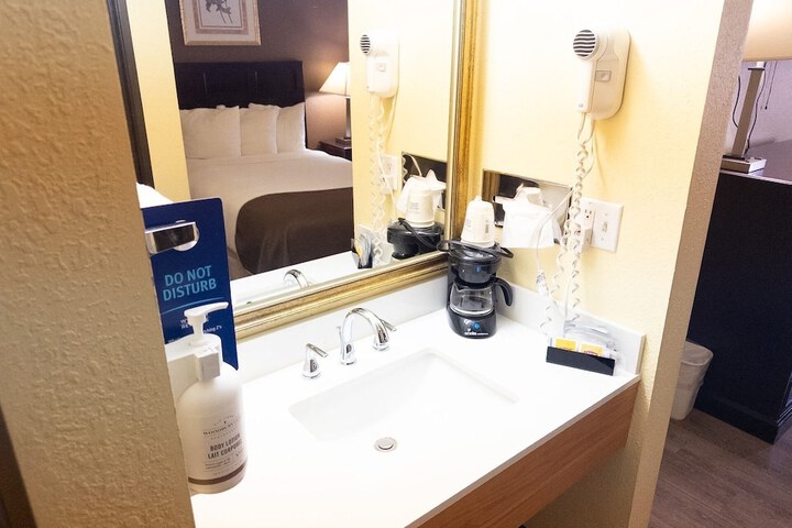 Baymont by Wyndham Battle Creek Downtown