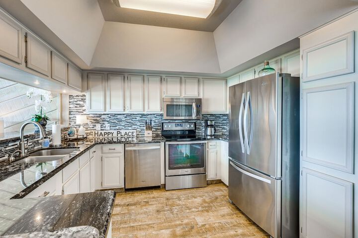 Beautiful Waterfront Condo on Lake Conroe w / Dock