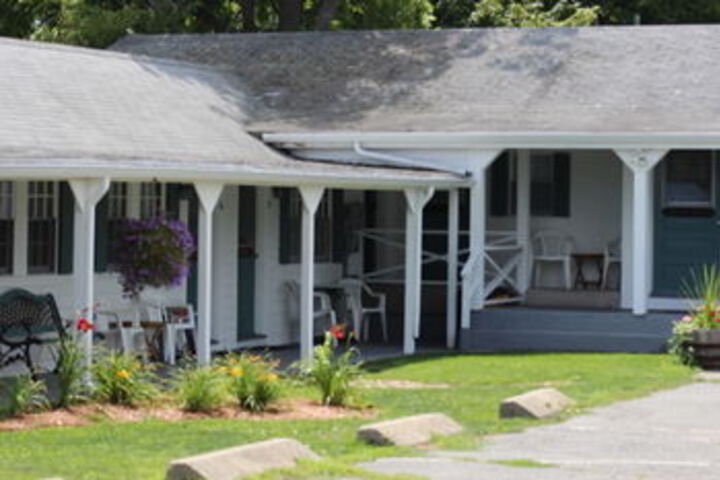 Sheas Riverside Inn & Motel
