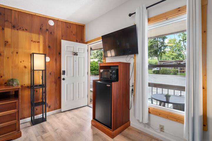 CedarWood Inn