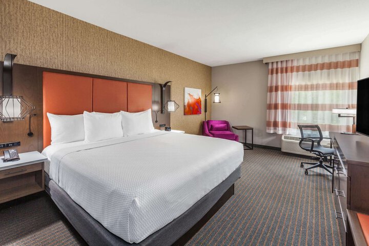 La Quinta Inn & Suites by Wyndham Houston East at Sheldon Rd