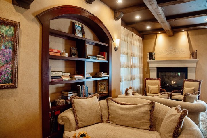Lounge 48 of 83