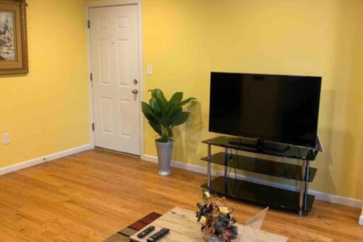Family 3-bedroom home (2nd floor near EWR / Outlet)