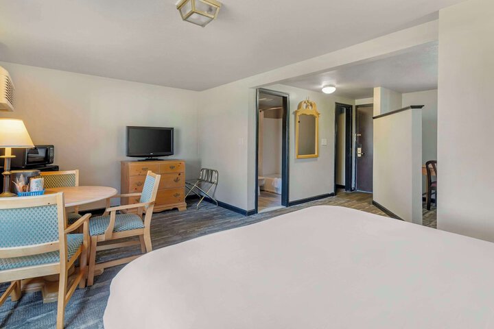 Room 43 of 82