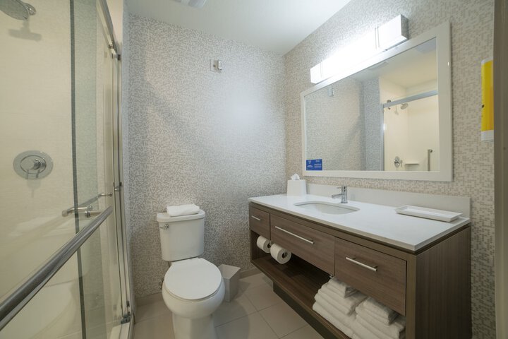 Room 32 of 43