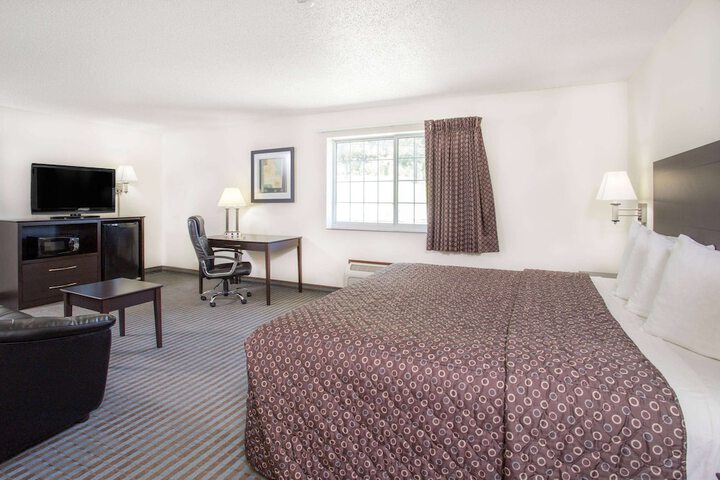 Super 8 by Wyndham Cedar Falls IA - University