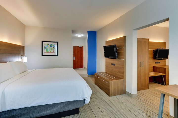 Holiday Inn Express & Suites Waxahachie by IHG