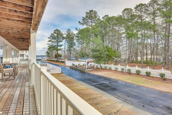 Townhome w / Outdoor Pool & White Lake Access!