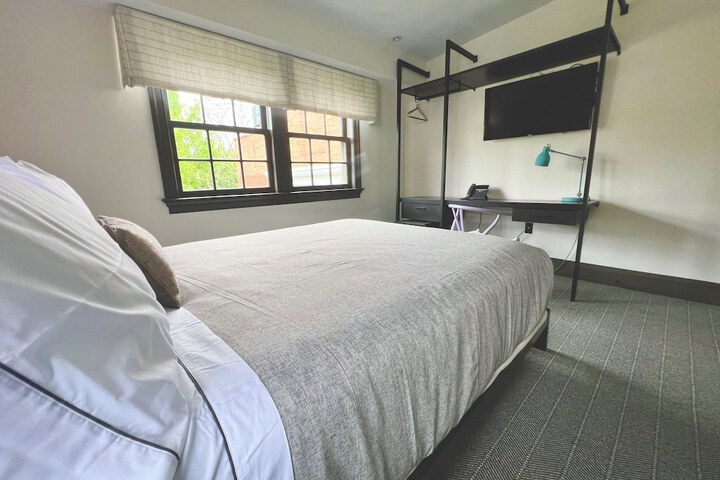 Room 53 of 99