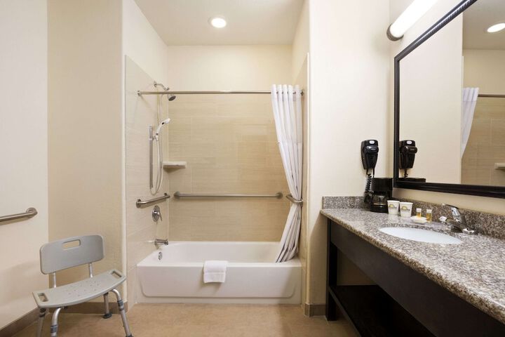 Days Inn & Suites by Wyndham Galveston West / Seawall