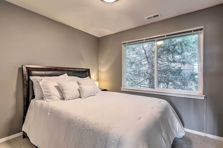 Walk to Local Shops & Eats! Quaint Issaquah Home