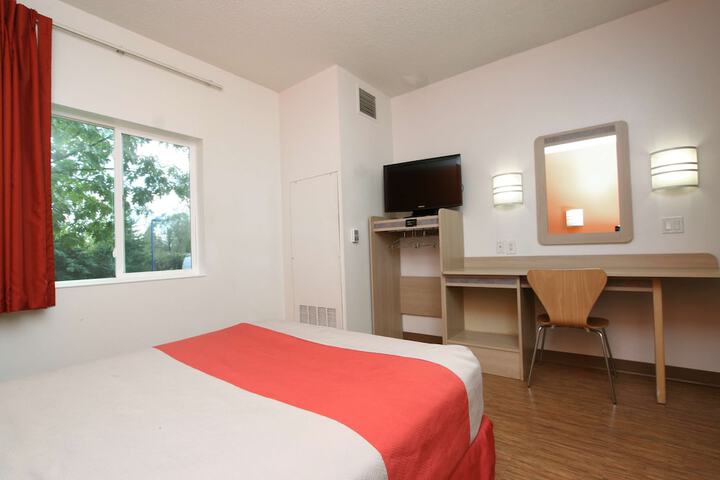 Room 13 of 28