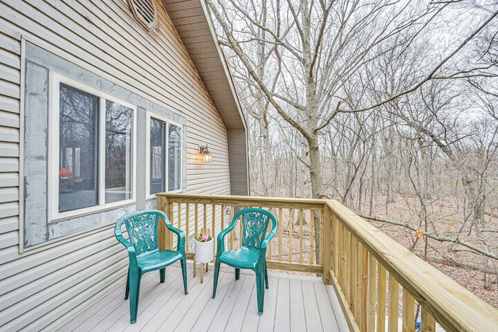 8 Mi to Lake Michigan: Creative Retreat w / Deck!