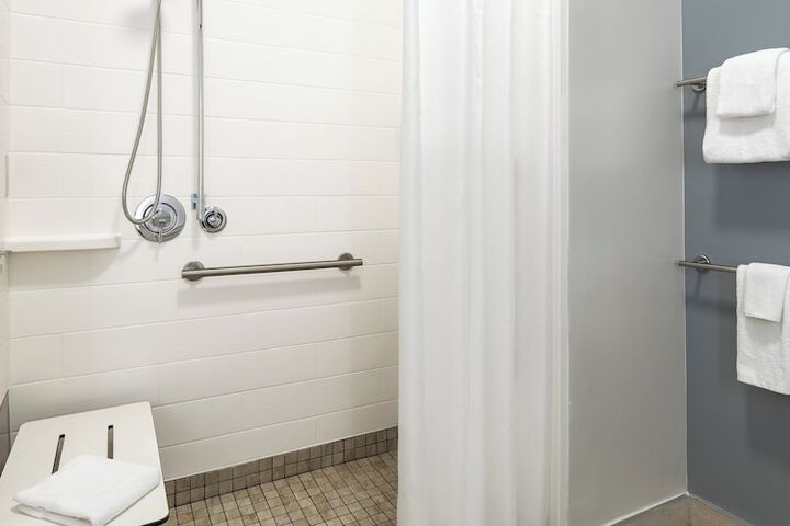 Holiday Inn Express & Suites Greenwood Mall by IHG