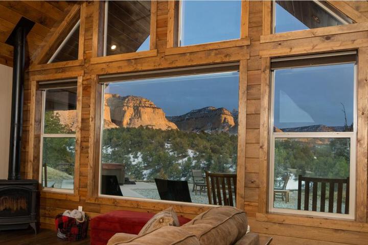 Skyfall Cabin. Stunning views Hot Tub, minutes from Zion